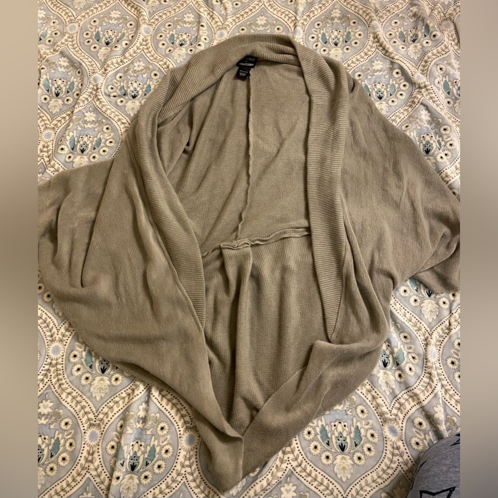 oversized heather gray sweater blanket style (if that makes sense 😜)